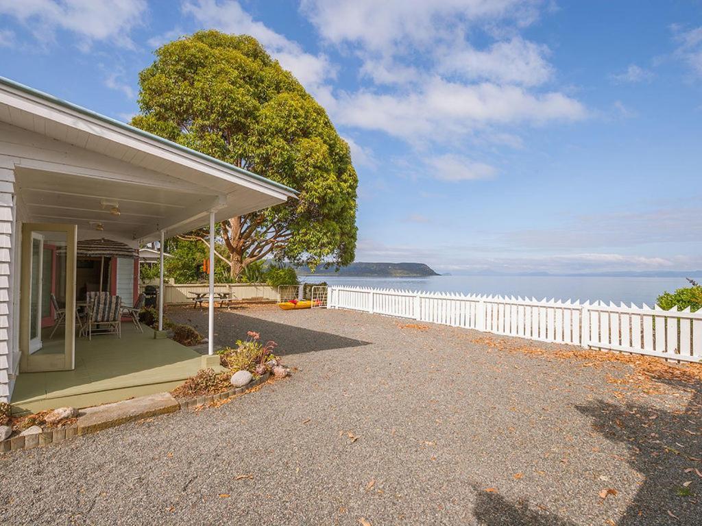 Lake Edge Cottage - Waitahanui Holiday Home Buitenkant foto