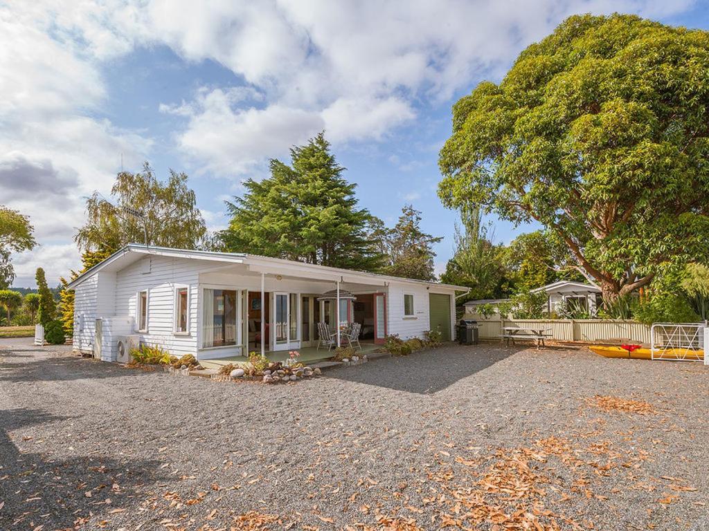 Lake Edge Cottage - Waitahanui Holiday Home Buitenkant foto
