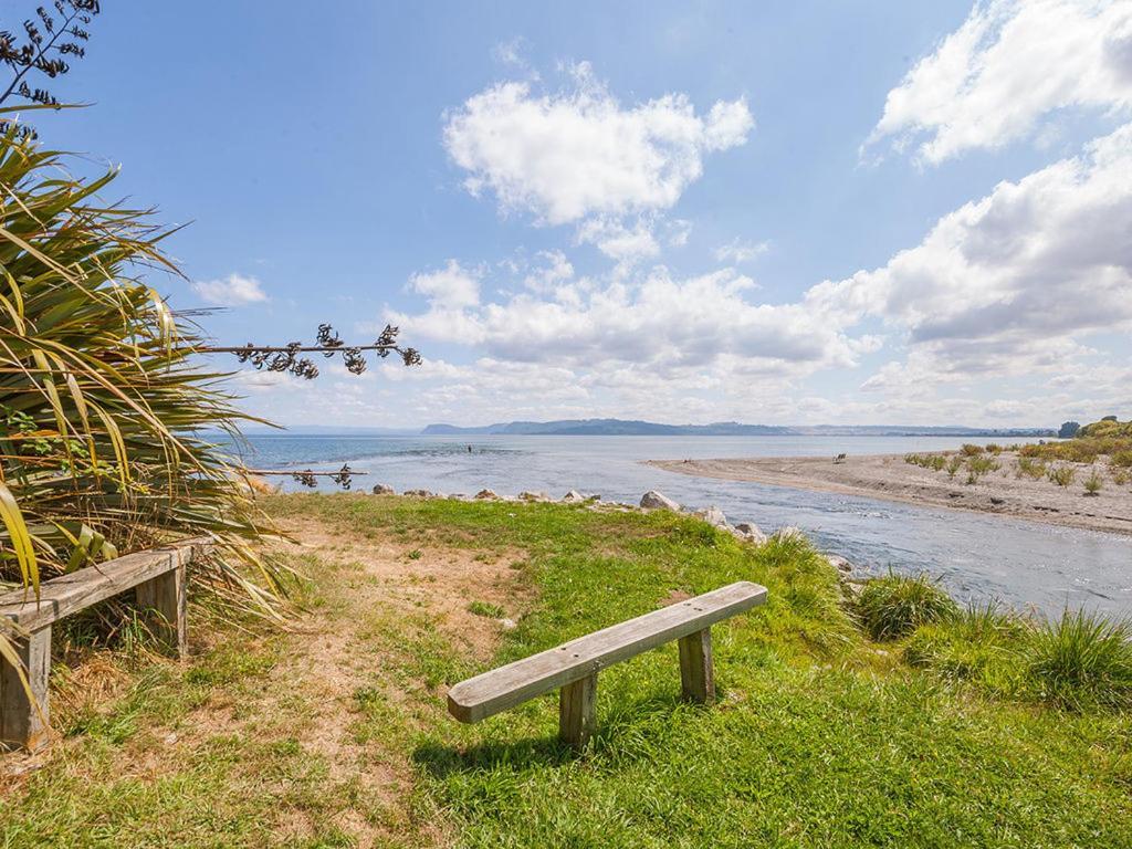 Lake Edge Cottage - Waitahanui Holiday Home Buitenkant foto