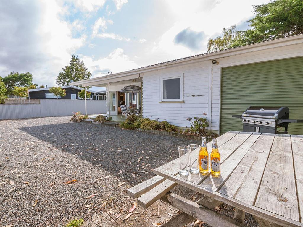 Lake Edge Cottage - Waitahanui Holiday Home Buitenkant foto