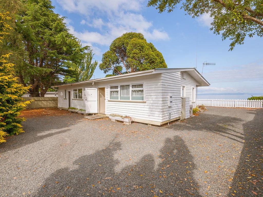 Lake Edge Cottage - Waitahanui Holiday Home Buitenkant foto