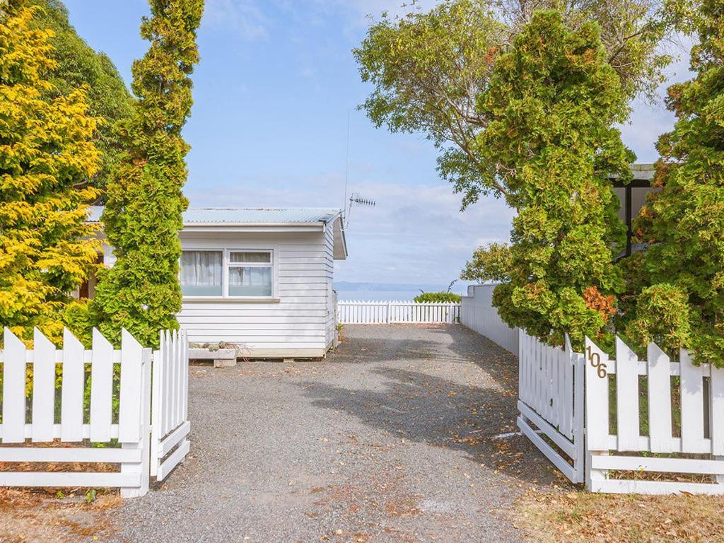 Lake Edge Cottage - Waitahanui Holiday Home Buitenkant foto